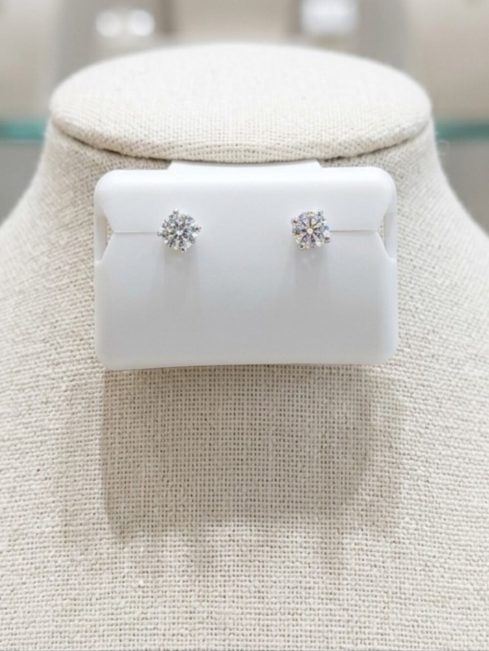 Moissanite 0.5CTW NWT 925 Silver Stud Earrings